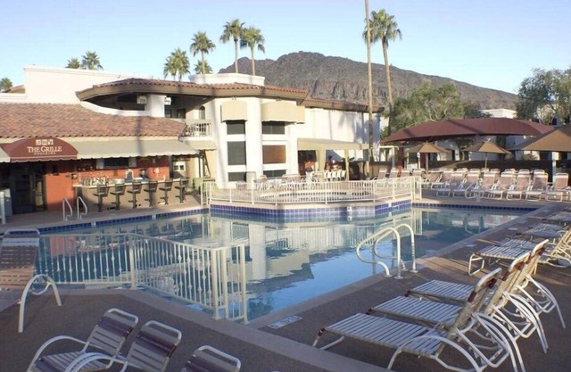 Camelback Resort Elegant 2BR Condo with Swimming Pool Bar