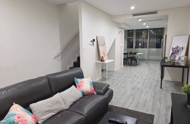 Camperdown one 13 Close to bus stop and SYD CBD