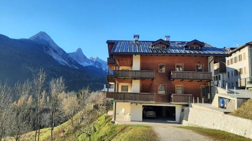 CAMPO BASE CADORE MANSARDA con park auto e garage moto