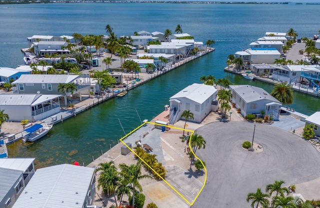 Canal Front RV LOT 451 Venture Out (40x23x70x31x35)