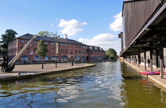 CANAL-SIDE APARTMENT, COVENTRY CITY CENTRE. overlooking the water.