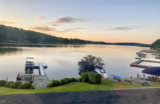 Candlewood Lakefront - Dock, kayaks, Fire Pit
