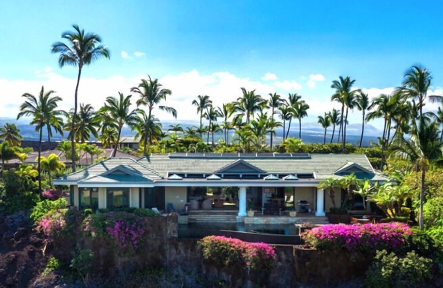 Canoe House: New Listing! 4 Minutes to Private Beach Club