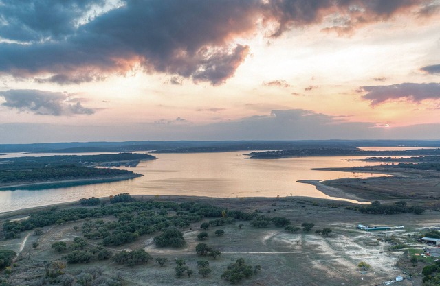 Canyon Lake Grill and Firepit Walk to Lake