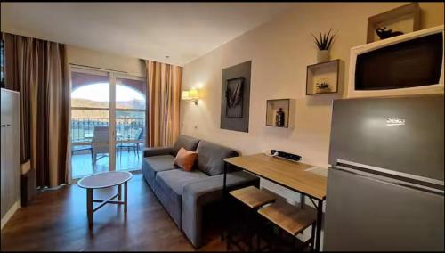 CAP ESTÉREL studio 4 pers équipé, belle vue Golf, centre village PIERRE & VACANCES , PARKING inclus et 5 PISCINES accès gratuit, CLIM, WIFI, TV, lave-vaisselle et lave-linge,four, plancha