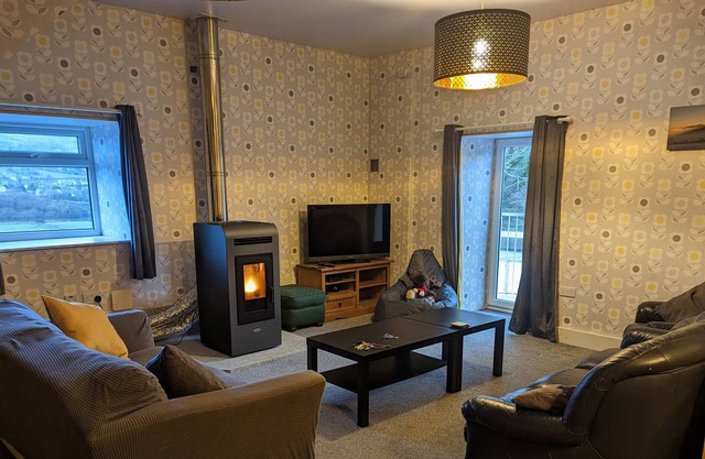 CAPEL TANRALLT, pet friendly, country holiday cottage in Penygroes