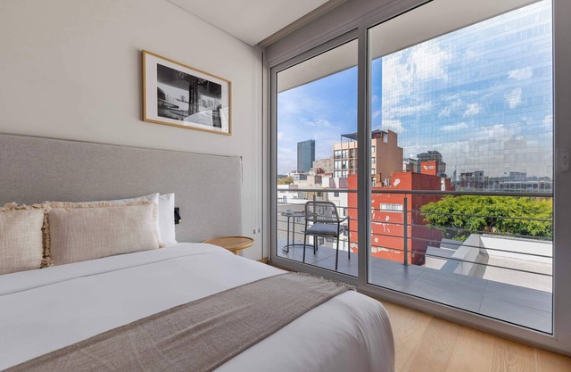 Capitalia | Modern 1BR with Rooftop Jacuzzi & Gym