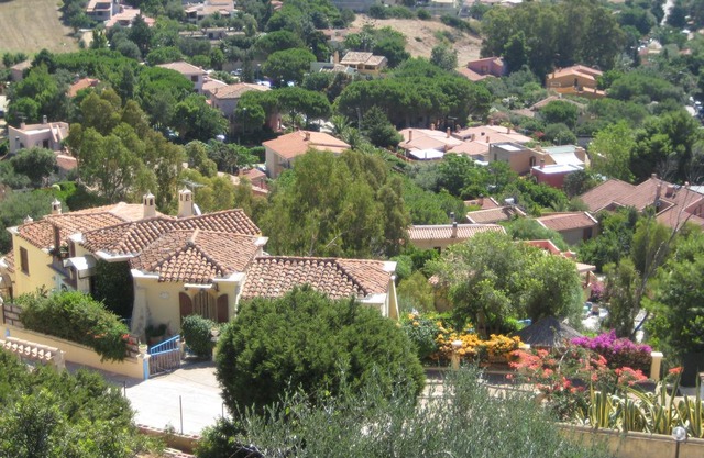 CAPOSCHIERA VILLINO WITH GARDEN 300 METERS FROM THE SEA WITH SEA VIEWS, SARDINIA
