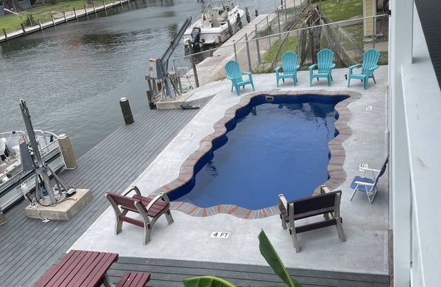 Captains Quarter/canal front, private pool, dock for two boats.