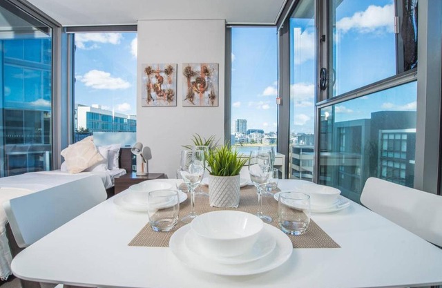 Captivating 1bed1study Wentworth Point APT (+view)