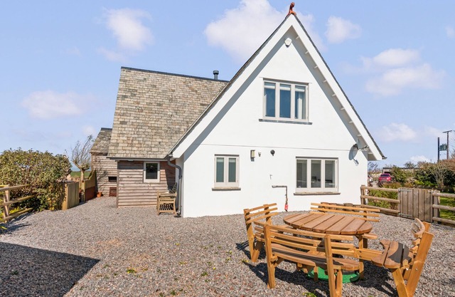 CAPTON SNUG, pet friendly, country holiday cottage in Dartmouth