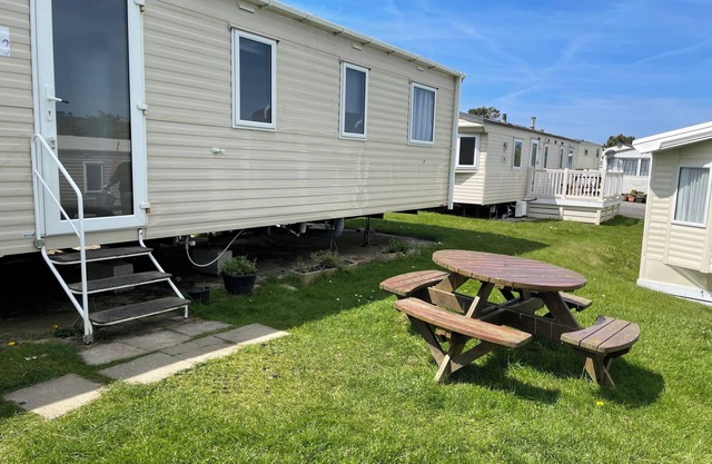 Caravan 163 sleeps up to 8 guests