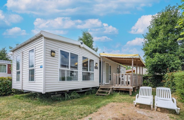 Caravan 'Mobil-home Excellence - 3 Chambres' with Shared Pool, Wi-Fi and Air Conditioning