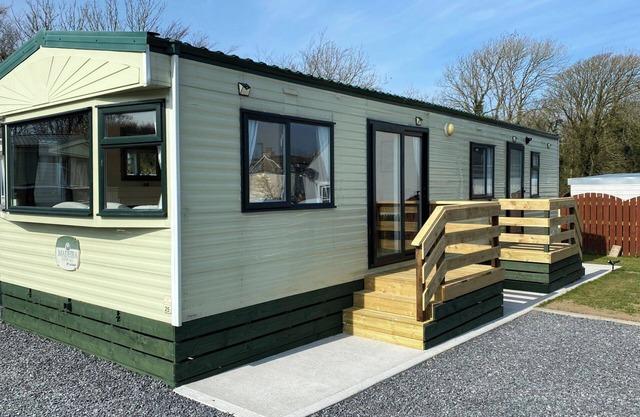Caravan - Sleeps 4 - Pet friendly - Parking