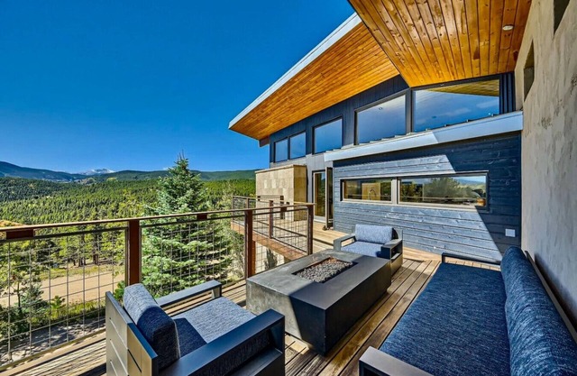 Caribou Ridge Escape - Breathtaking Views