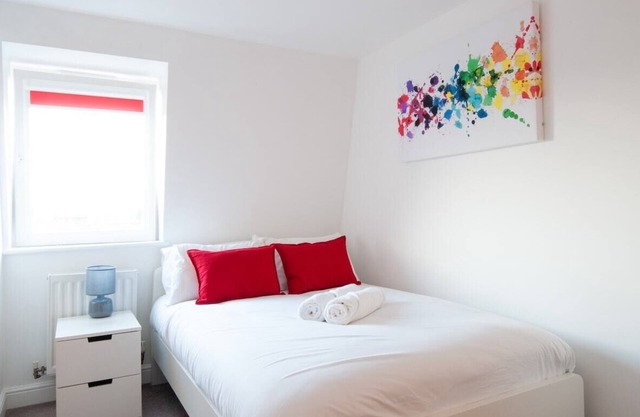 Caribou Suite-Bright & Spacious 2-Bed | Gated Parking | Close to City & Hospital