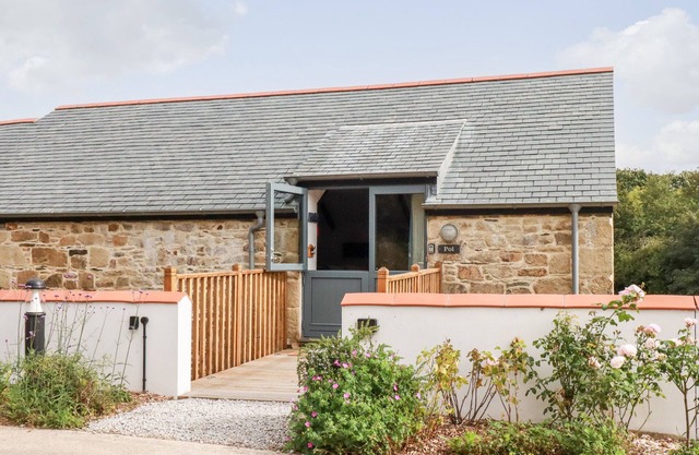 CARINES BARNS - POL, pet friendly, luxury holiday cottage in Cubert