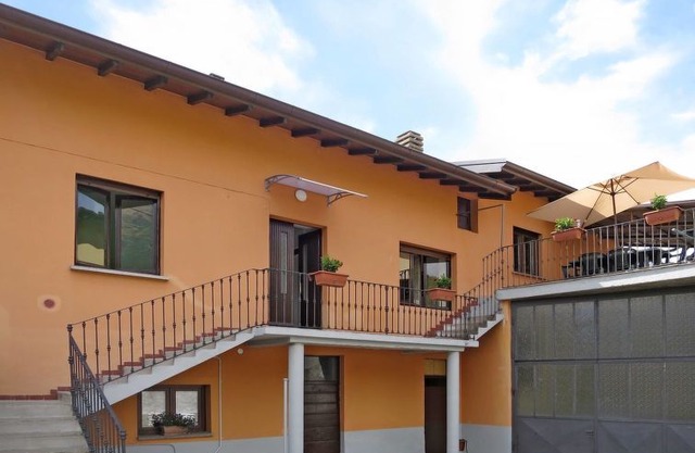 Carlazzo Apartment, Sleeps 6 with Free WiFi