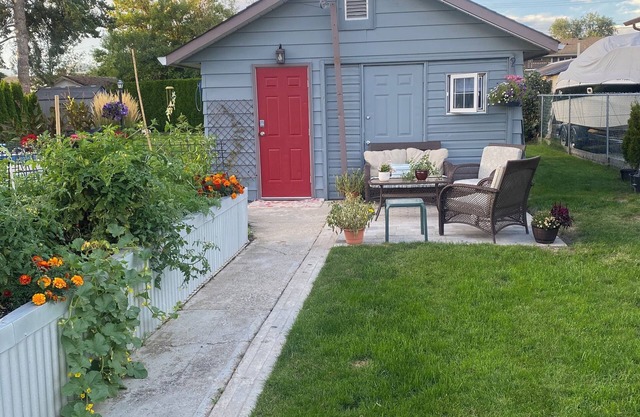 Carriage house W/HotTub Close to Ski Hill & Snowmobile, Greenway , wineries.