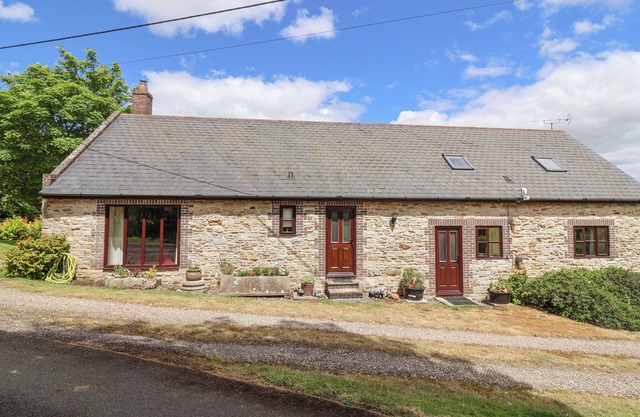 CARTSHED COTTAGE, pet friendly, with open fire in Portesham