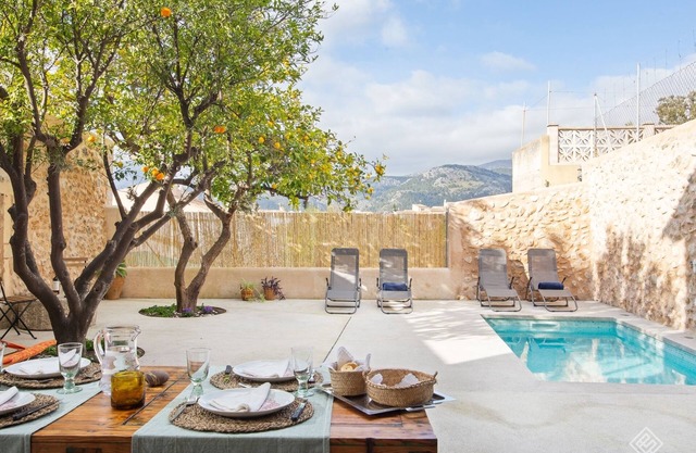 Cas Sovis - Beautiful town house with pool and terrace in Campanet