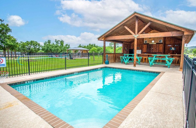 Casa Bella @ Buchanan Vacation Homes - POOL & FREE FRIO RIVER ACCESS