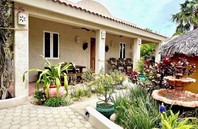 Casa Blandina In town, Restaurants, pickle, beach, private pool, Hot tub