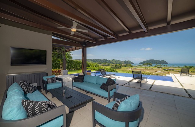 Casa Blue Sail 6 bdrs ocean view in Los Suenos