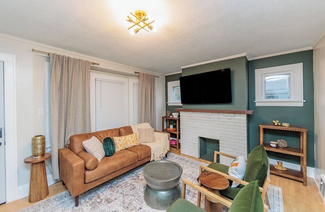 Casa CLE clean updated 2 bedrm home West Cleveland, pet friendly, fenced in yard