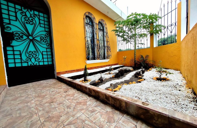 Casa Completa con A/C- Parqueos Gratis - 7 min. Plaza Americas- Mazatenango.