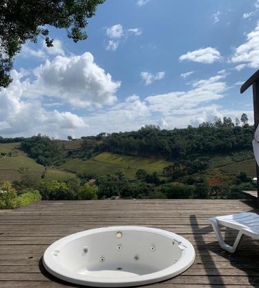 Casa de Vidro com hidromassagem, lareira, cavalo, trilha, piscina