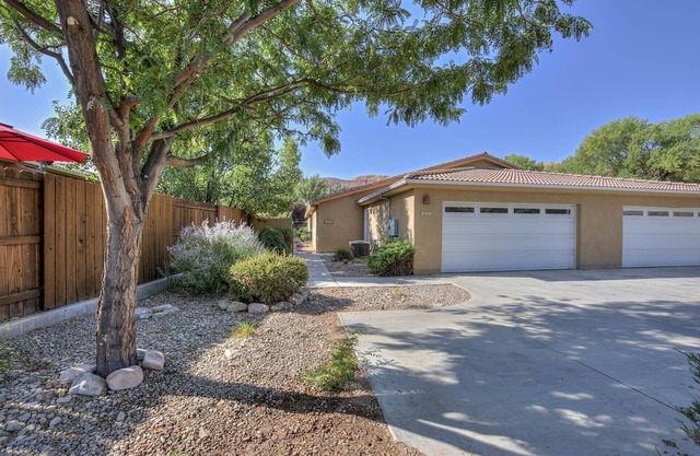 Casa de Zia- Downtown, Hot tub, Fireplace, Indoor Pool, Sleeps 9 - 6 in bedrooms