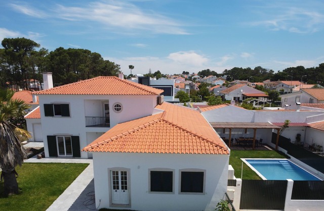 Casa do Mural - Heated salt pool, games room, garden and beaches nearby!