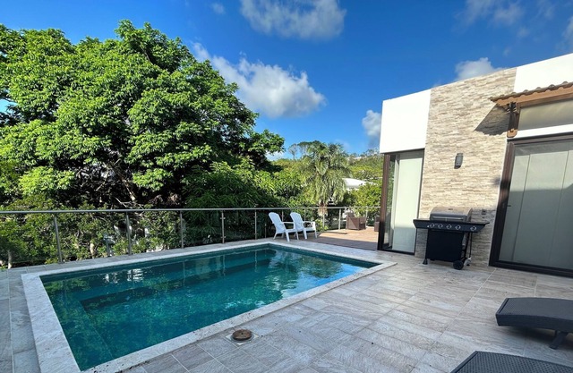Casa Encanto close to the beach Coral View Village