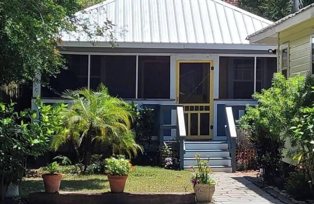 Casa Lola Downtown Cottage