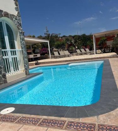 Casa Macken con piscina climatizada y jacuzzi