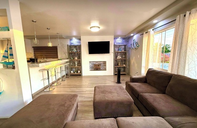 Casa Marina, Large private parking, comfortable and spacious, close to the beach and everything.