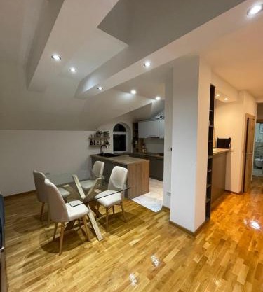 Casa Mia Apartments - Modern - Comfortable Stays 5 Min from Airport - Transport Possible