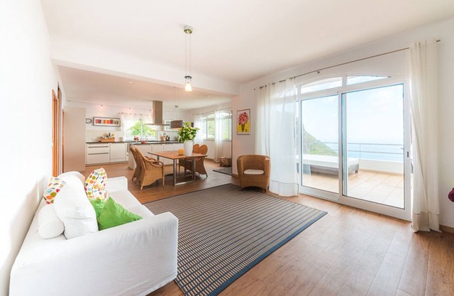 Casa Oliva-Panorama: Large designer apartment, fantastic views, heated pool