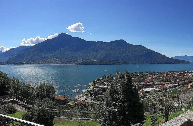 Casa Osmanto E: A cozy and welcoming apartment situated at a short distance from the shores of Lake Como, with Free WI-FI.