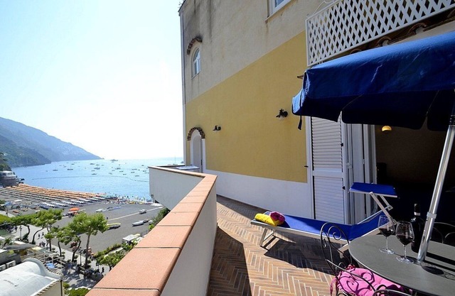 Casa Samuela: A charming ancient house overlooking the sea and the main beach of Positano, with Free WI-FI.