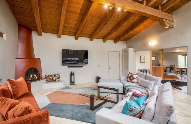 Casa Ursula - a hillside gem with Sangre de Cristo views, 10 min. walk to Plaza