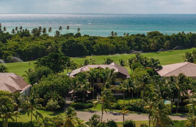 Casa Yaya - Ocean view villa with chef, staff, golf cart, heated pool & jacuzzi