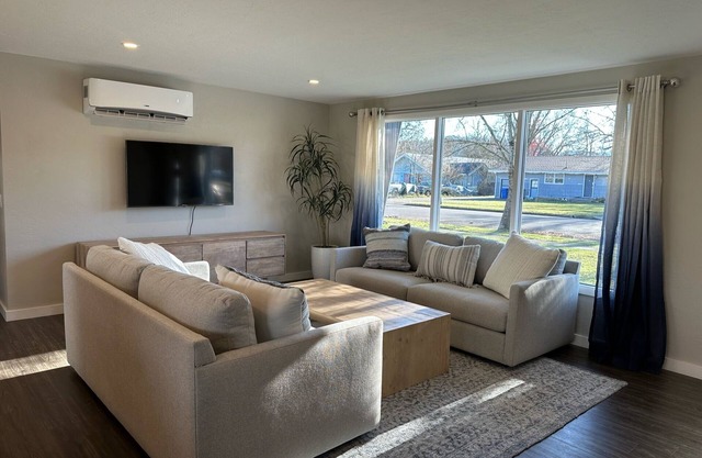 Cascade Cottage: Comfy & Cozy, family friendly, close to dining, parks, wineries