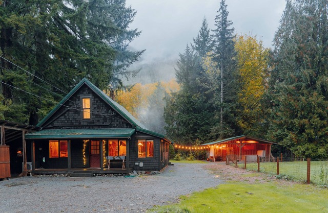 Cascade Crossing- fenced yard, spa, tons of amenities near Stevens Pass