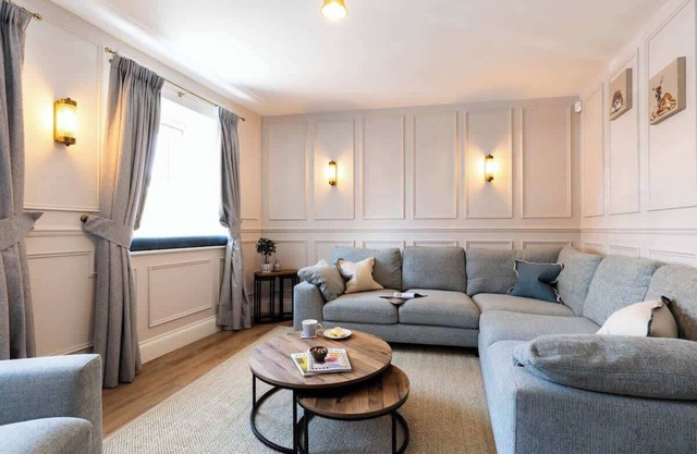 Castle View Cottage with Hot Tub and EV Charging