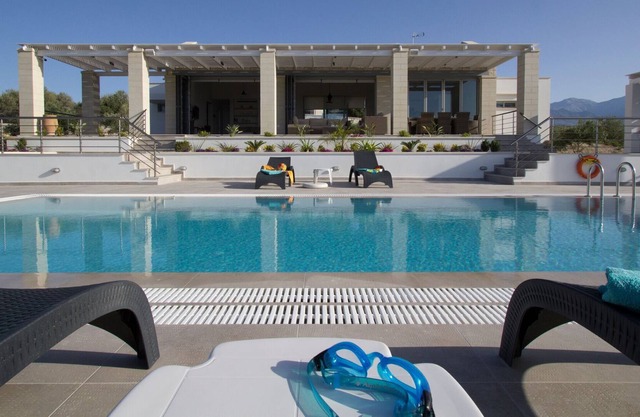 Cawe Sea View Villa | 4 bedrooms | 4 bathrooms | sleeps 9