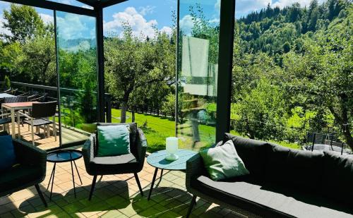 Cazare Colibița Casa Lipan cu jacuzzi, foișor și loc de joacă