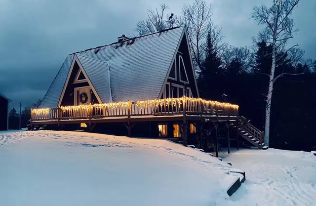 Cedar A-frame cabin with finished bunkhouse, sleeps 14. WiFi, AC in Glover, VT