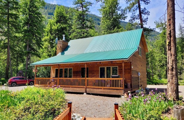 Cedar Creek Cabin in Lost River, Dog Friendly!